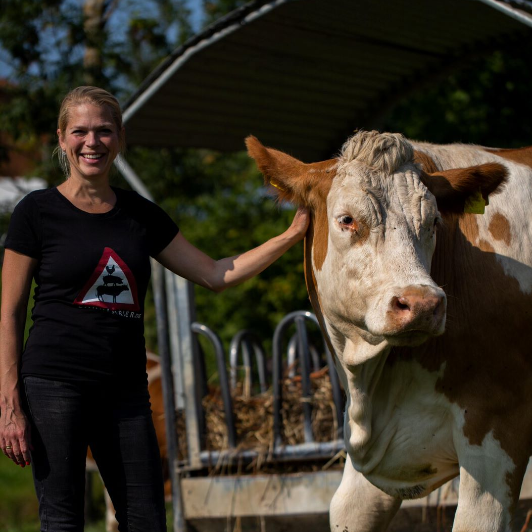 Andrea Siemoneit und eine Kuh