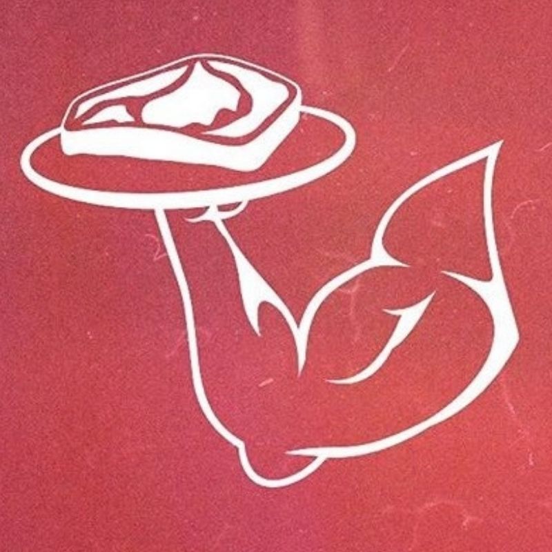 Muskulärer Arm mit Steak auf Teller und roter Hintergrund